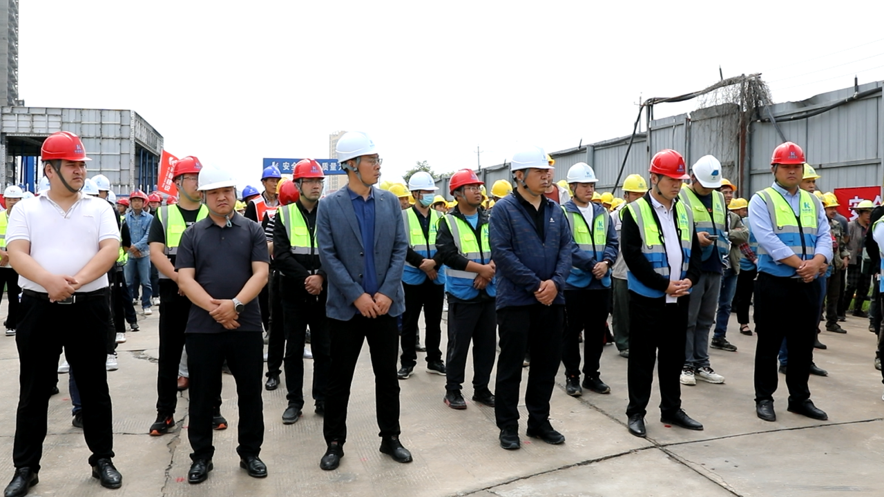 “人人讲安全，，，，，，，，个个会应急”